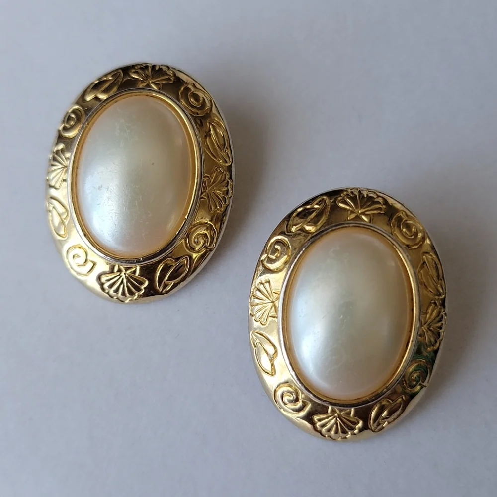 Vintage Liz Claiborne Clip On Earrings Pearl and Gold Tone Seashell Oval